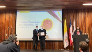 Universidad Católica premia a “Programa Tecnológico de Fruticultura Zona Centro Sur” ejecutado por FDF